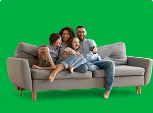 família de adultos e duas crianças sentados num sofá