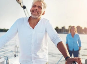 casal sénior a andar de barco