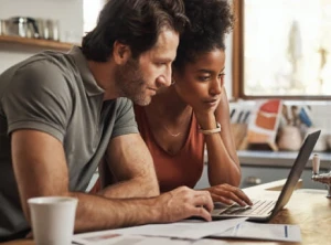 casal a consultar computador