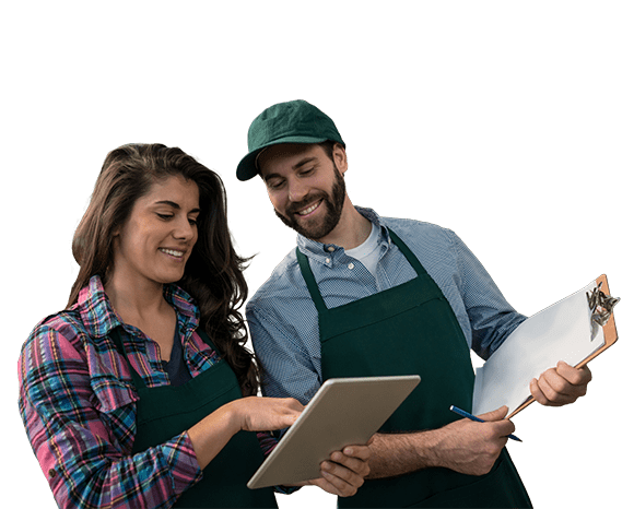 Um homem e uma mulher com documentos na mão a conversar