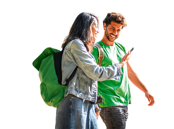 Mulher e homem a andar na rua e a ver algo no telemóvel.