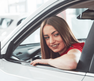 Rapariga no carro a olhar para trás 