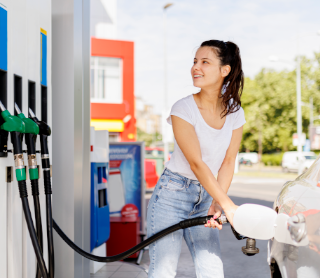 Rapariga a pôr gasolina no carro