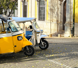 Dois tuc tuc estacionados
