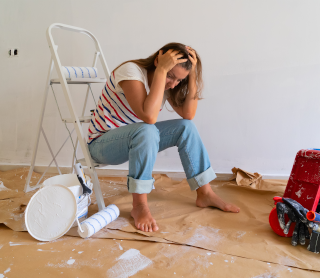 Rapariga com obras em casa