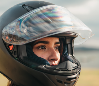 Rapariga com capacete de moto posto