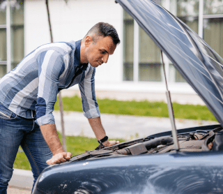Homem a reparar o seu carro