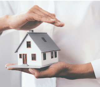 Homem a segurar uma casa em miniatura