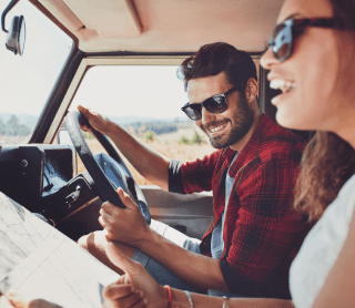 Casal de namorados no carro divertidos