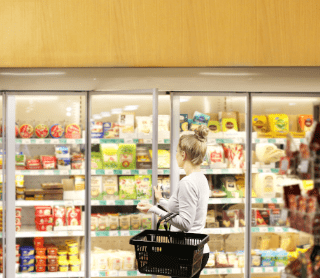 Rapariga a fazer compras no supermercado