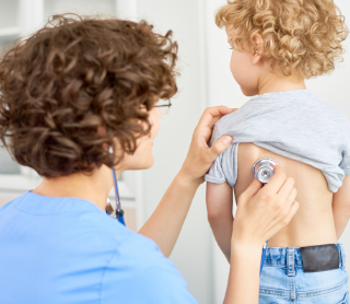 Criança no consultório médico