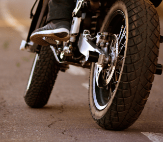 Moto a andar na estrada 