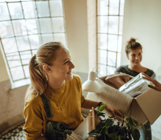 Duas raparigas a fazerem mudanças para a nova casa 