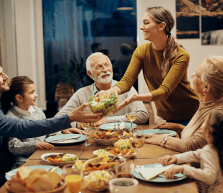 Familia a jantar à mesa