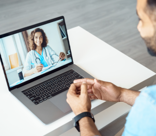 Homem a ter uma consulta pelo computador