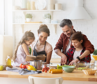 Familia a cozinhar em conjunto