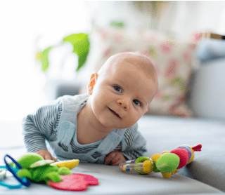 Bebé a brincar de barriga para baixo
