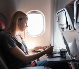 rapariga sentada no avião