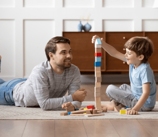 pai e filho a brincar