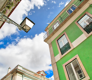 Fachada de casa de cor verde