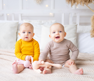 dois bebés sentados