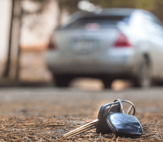chaves do carro no chão 