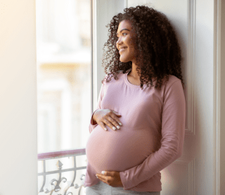 grávida a agarrar na barriga