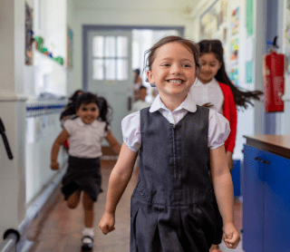 criança a sorrir na escola