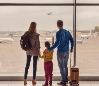 Família a ver a pista do aeroporto