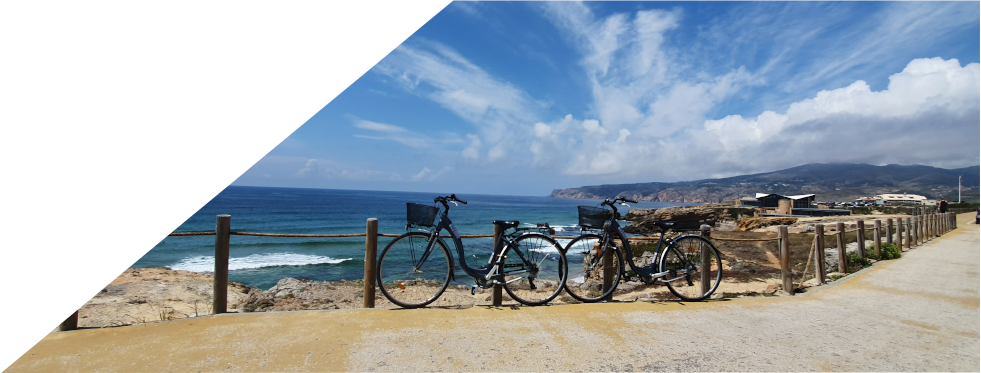 Bicicletas encostadas com vista para o mar