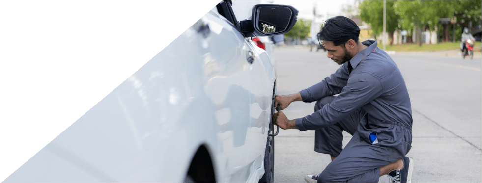 Homem a substituir o pneu do carro