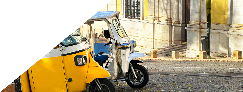 Dois tuc tuc estacionados