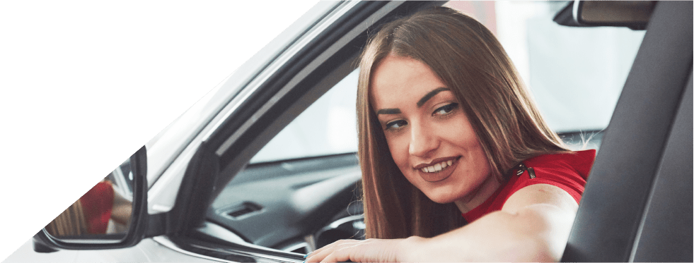 Rapariga no carro a olhar para trás