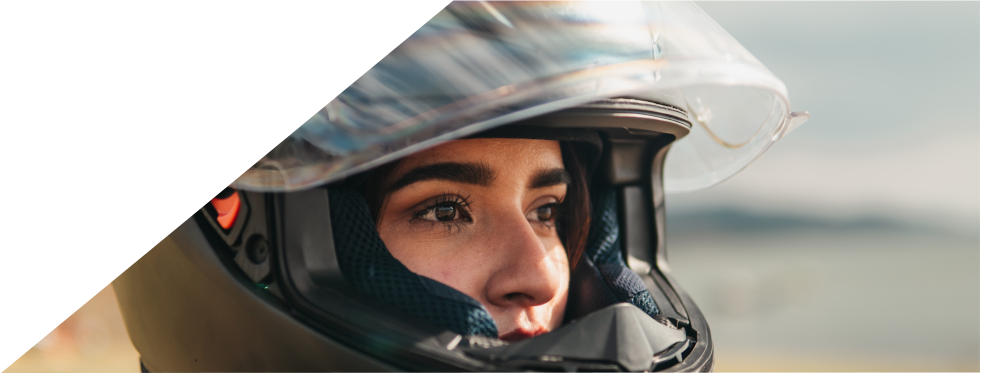 Rapariga com capacete de moto posto