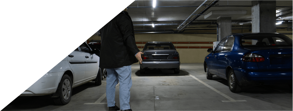 Homem na garagem a olhar para o seu carro