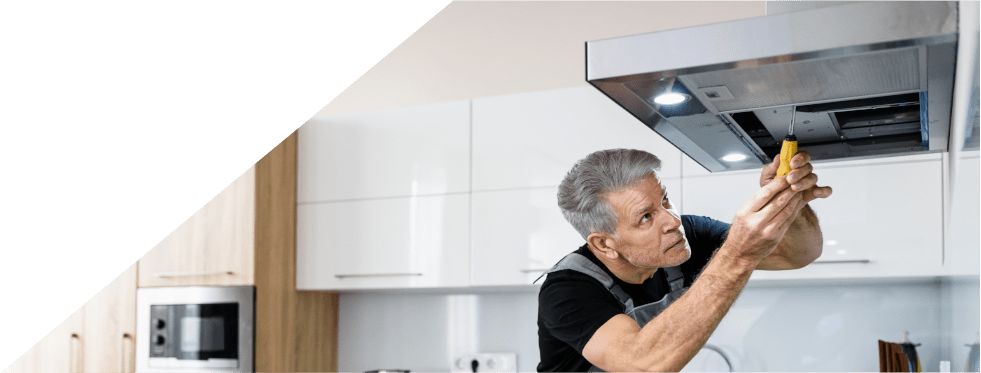 Senhor a arranjar exaustor da cozinha