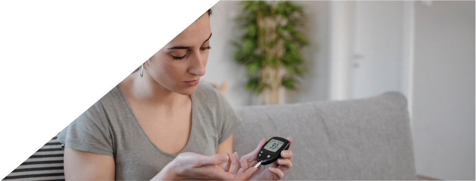 Rapariga a medir os niveis de açúcar