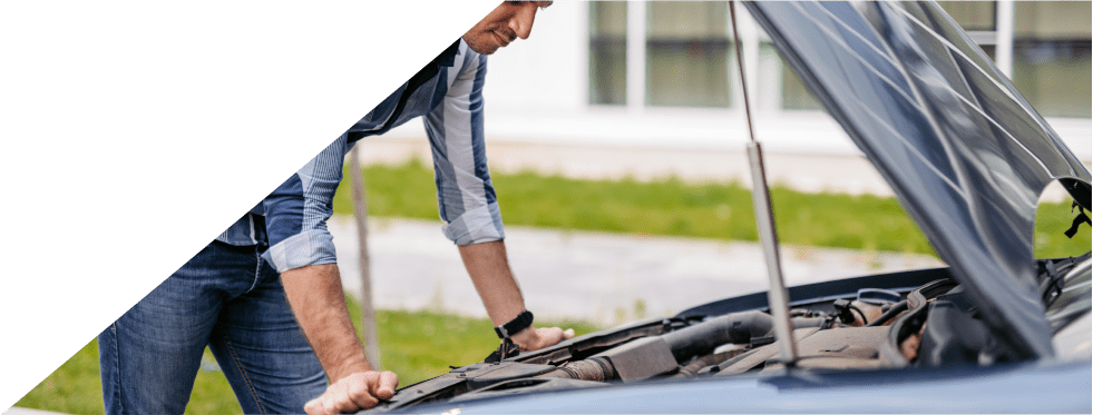 Homem a reparar o seu carro