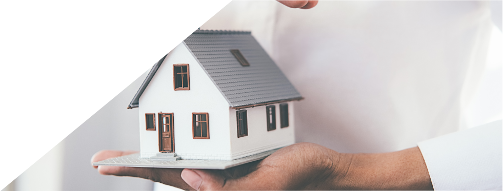 Homem a segurar uma casa em miniatura