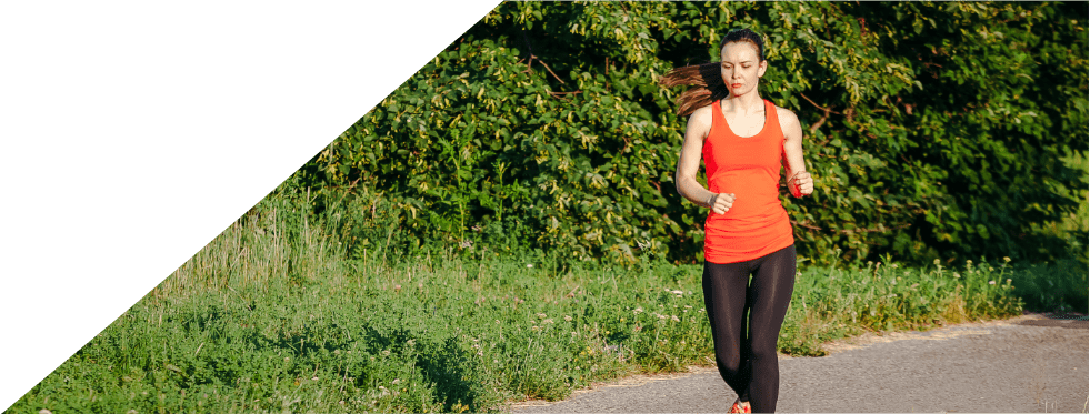 Rapariga a correr no meio do campo