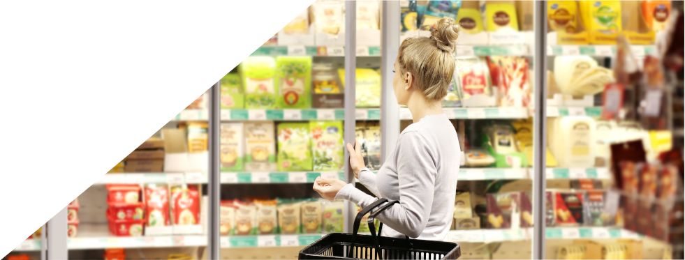Rapariga a fazer compras no supermercado