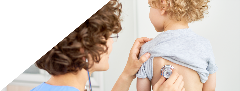 Criança no consultório médico