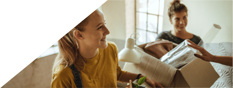 Duas raparigas a fazerem mudanças para a nova casa 