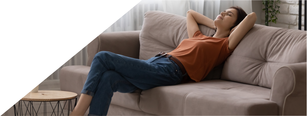 Rapariga a descansar no sofá