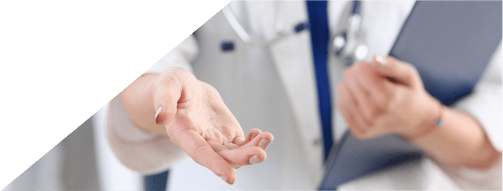 Médica com a mão esticada para a frente 