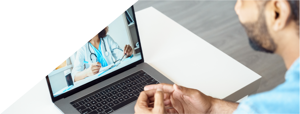 Homem a ter uma consulta pelo computador