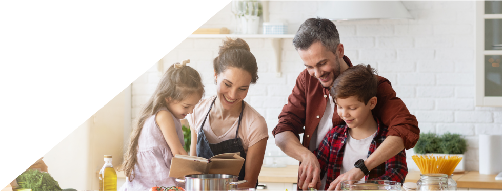 Familia a cozinhar em conjunto