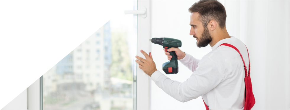 Homem a arranjar uma janela