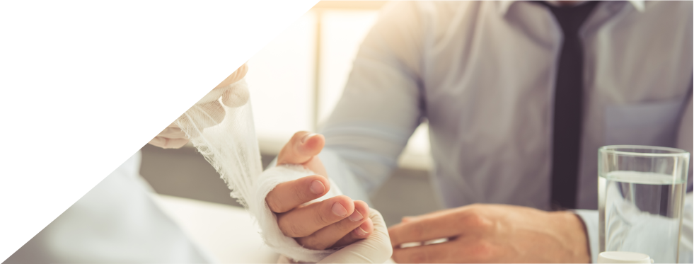 Homem no médico a ser tratado na mão