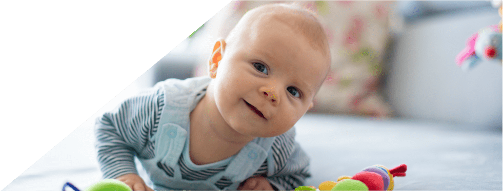 Bebé a brincar de barriga para baixo